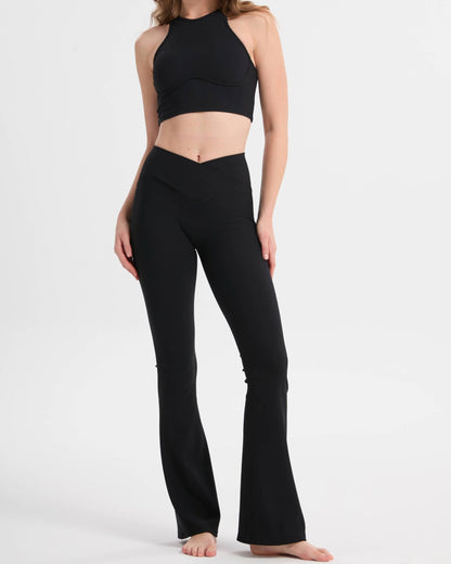ZENTIQ Bootcut Leggings Damen Schwarz – V-Shape Bund und figurformender Schnitt.