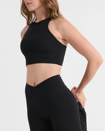 ZENTIQ Yoga Set Schwarz – High Neck Top und V-Shape Bootcut Leggings aus geripptem Stoff.