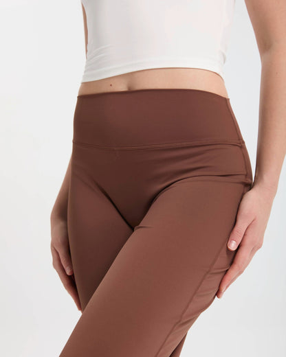 Yoga Set Damen Braun – Kombination aus weißem Yoga Shirt und brauner Lounge Hose.