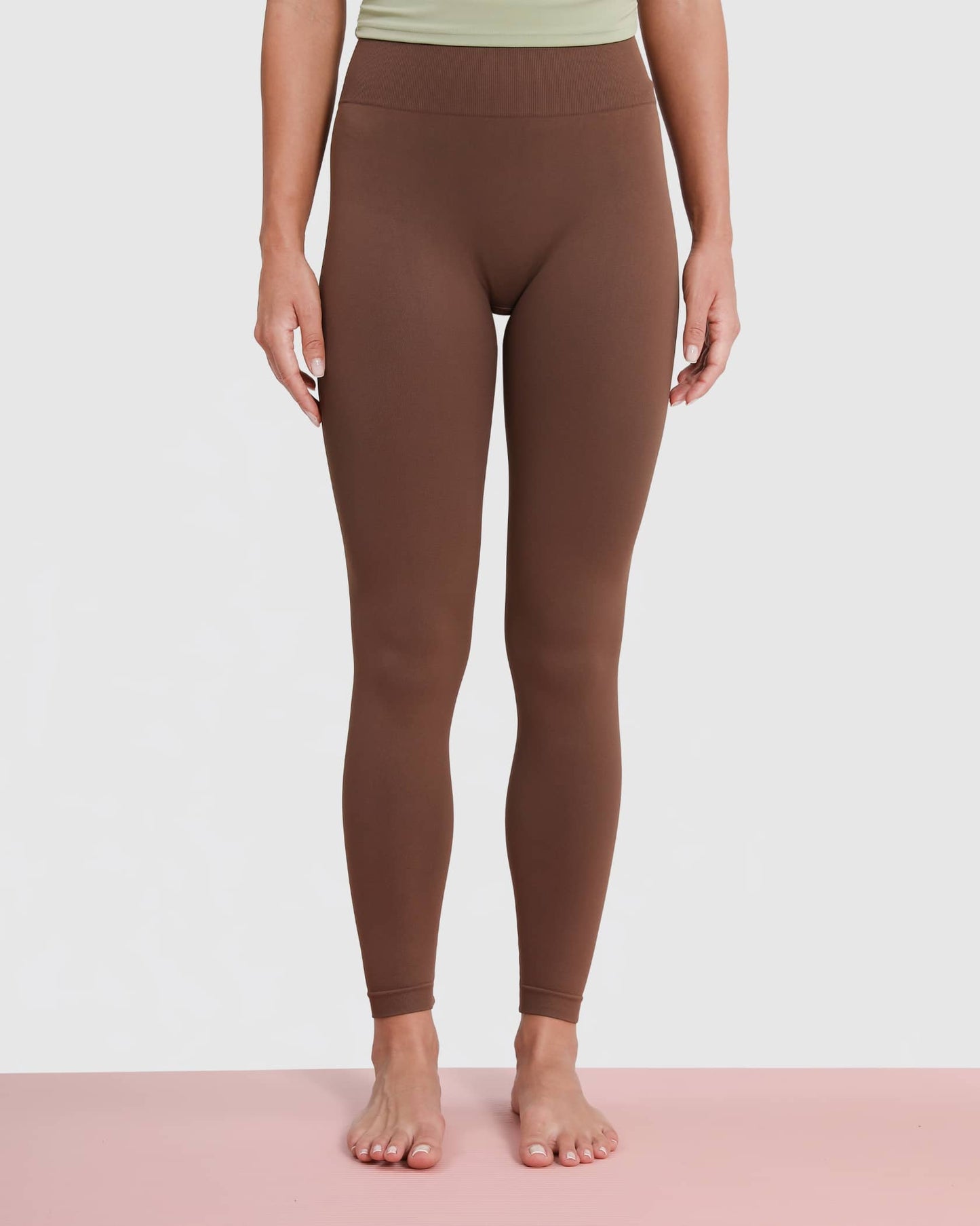 High Waist Leggings Damen Braun mit Booty Lift Scrunch und V-Shape Rückseite.