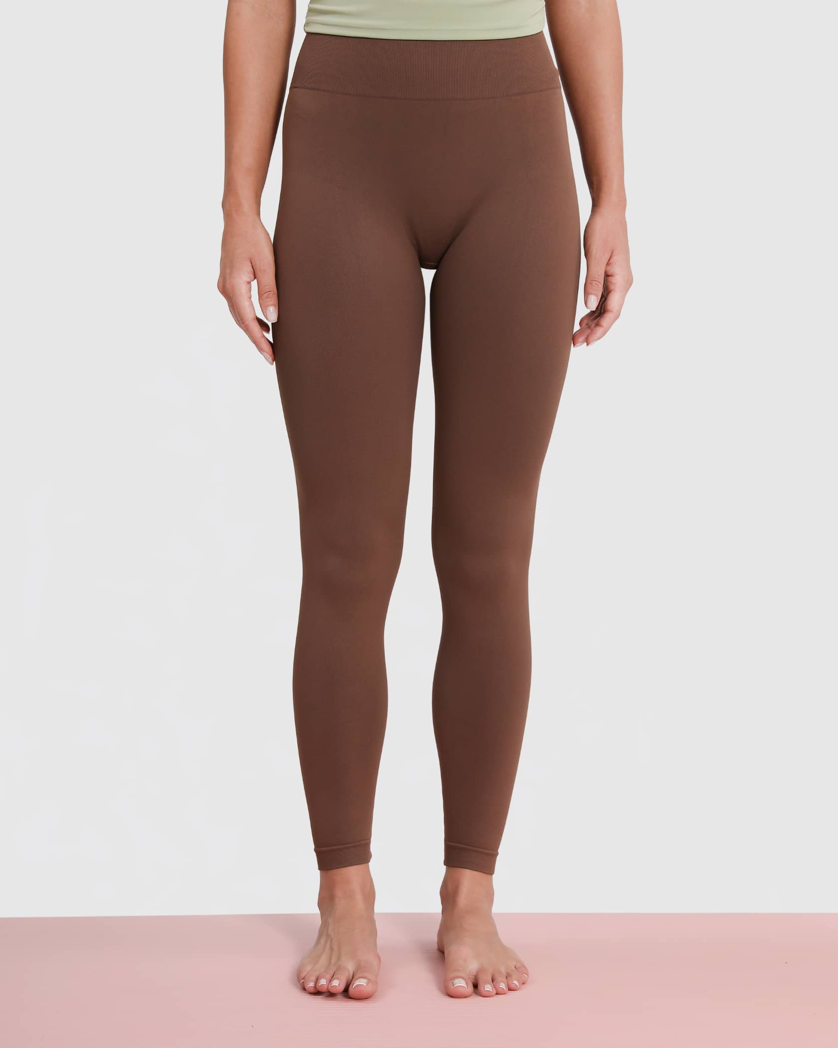 High Waist Leggings Damen Braun mit Booty Lift Scrunch und V-Shape Rückseite.