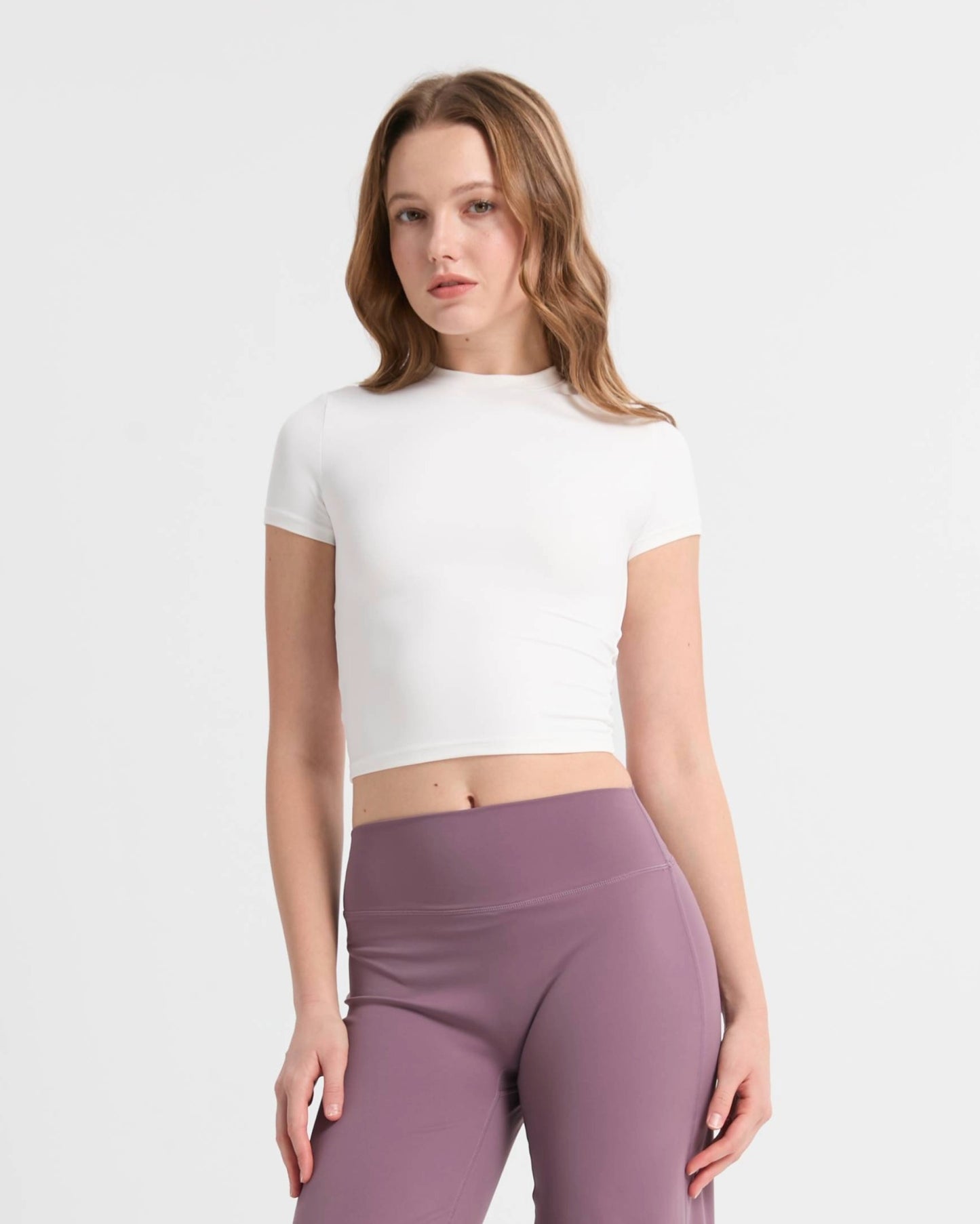 ZENTIQ Yoga Set Damen – Weißes T-Shirt und Lavendelfarbene Lounge Hose.