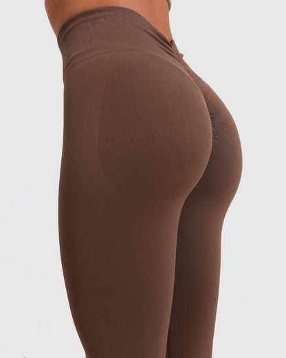 Pilates Outfit Damen Braun Grün mit Scrunch Leggings und gerafftem Oberteil.