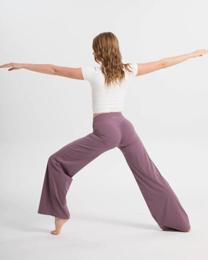 ZENTIQ Loungewear Set Damen – Yoga Outfit in Weiß und Lavendel.
