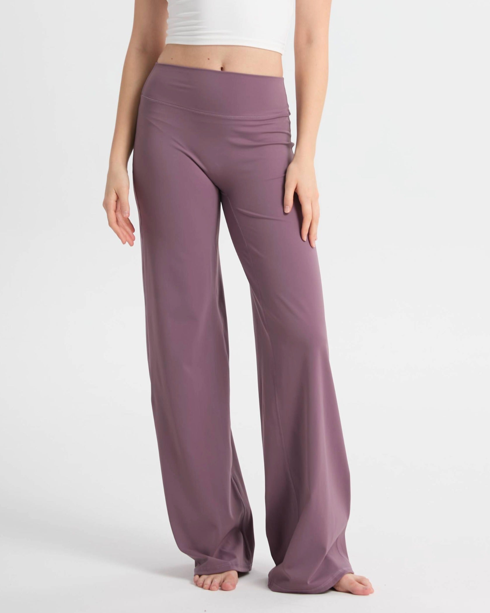 Yoga Pose mit ZENTIQ Lounge Hose – atmungsaktives Material und hoher Bund.