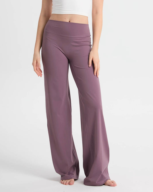 Yoga Pose mit ZENTIQ Lounge Hose – atmungsaktives Material und hoher Bund.