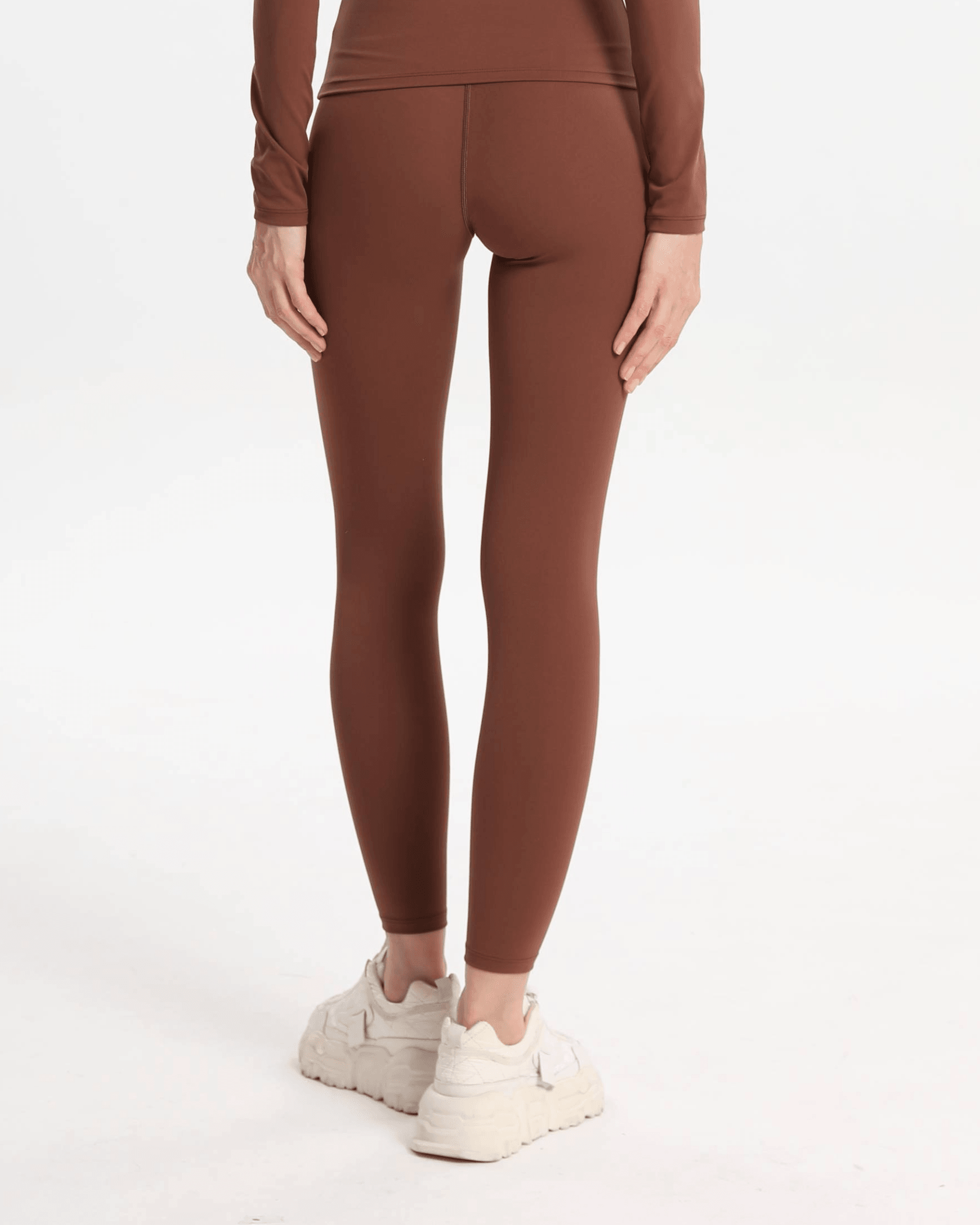 Detailaufnahme des glatten, schweißableitenden Materials der Espresso-Braunen Leggings.