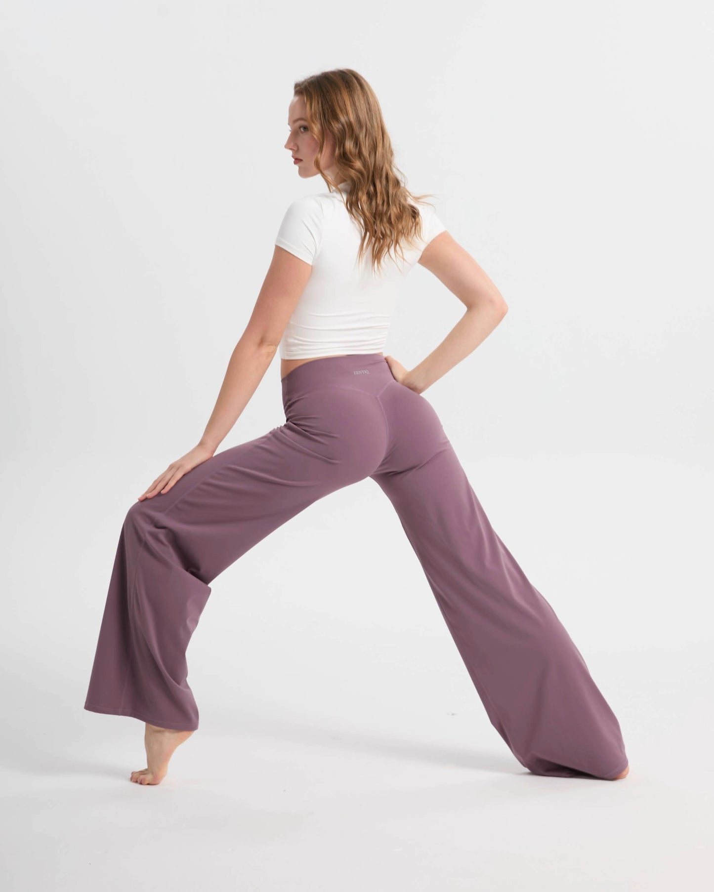Loungewear Hose Damen – High Waist Yoga Pants aus glattem Stoff.