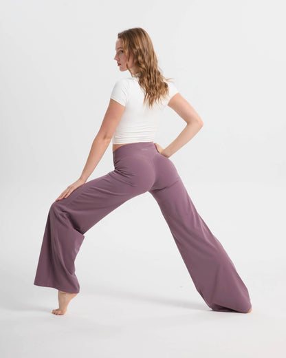 Loungewear Hose Damen – High Waist Yoga Pants aus glattem Stoff.