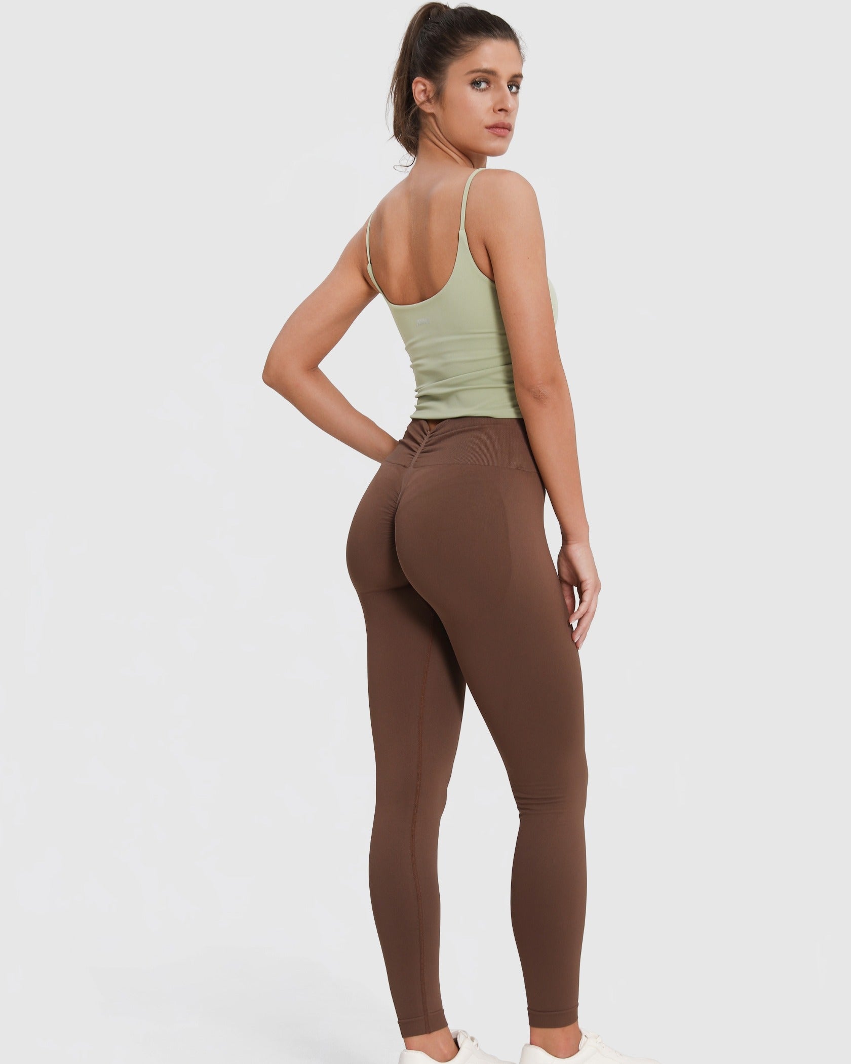 Braune High Waist Scrunch Leggings Damen mit V-Shape Bund und nahtlosem Design.